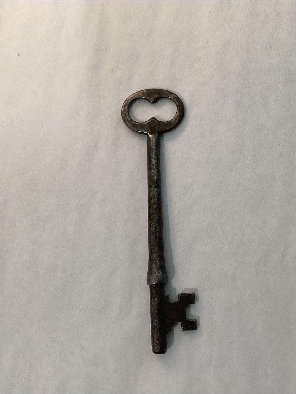 Antique Solid Barrel Skeleton key late 19th Century. Long rounded bow. - Picture 2 of 2